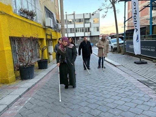 G&ouml;rme engelli bireyler bu kursta hem sosyalleşiyor hem de g&uuml;nl&uuml;k hayatlarını kolaylaştırıyor
