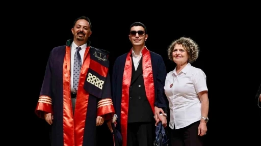 Görme engelli genç, hukuk fakültesini başarıyla bitirdi
