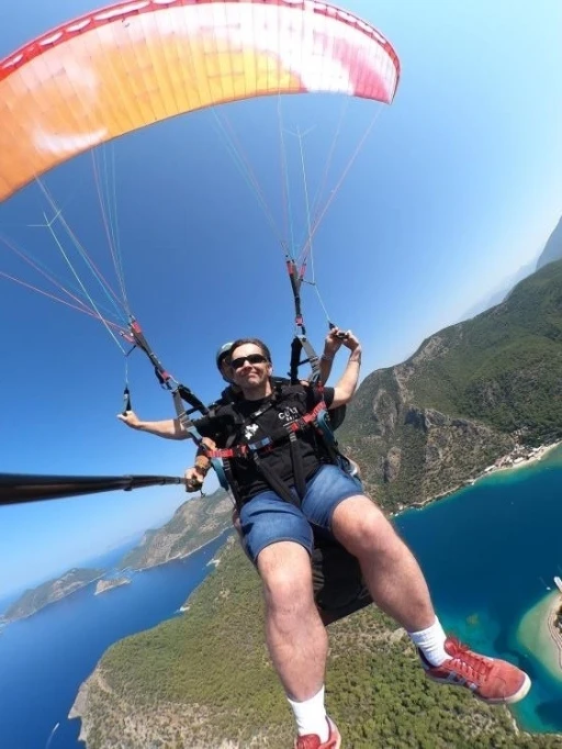 Görme engelli İngiliz turist Babadağ’dan uçtu
