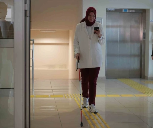 G&ouml;rme engelli &ouml;ğrenci, yapay zeka asistanı sayesinde 4 yılda ilk kez tek başına kantine gidebildi
