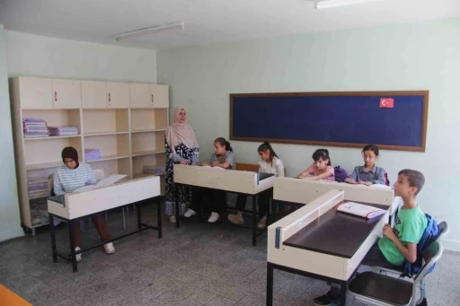 Görme engelli öğretmenin meslek aşkı öğrencilerine örnek oluyor
