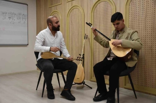 G&ouml;rme engelli Umut, Aşık Veysel&rsquo;in yolundan gidiyor
