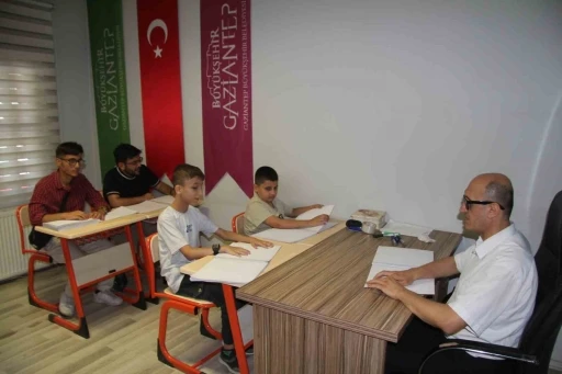 Görme engelliler, Kur’an-ı Kerim’i parmaklarının ucuyla öğreniyor
