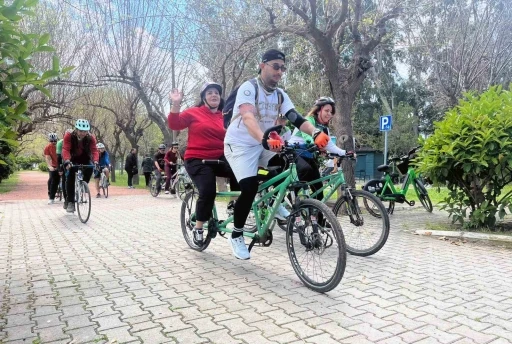 G&ouml;rme engelliler, tandem bisikletle sınırlarını aşıyor
