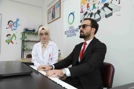 Görmeyen gözlerle değil, hisseden kalple çalıyor
