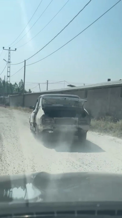 G&ouml;vdesi d&ouml;k&uuml;l&uuml;rken motoru &ccedil;alışan ara&ccedil; ilgin&ccedil; g&ouml;r&uuml;nt&uuml; oluşturdu

