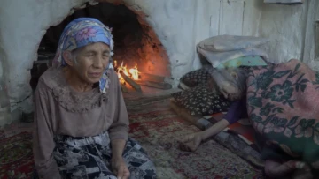 GÖZLERİ GÖRMEYEN RAFİYE ÖZDEMİR İLE YATALAK ANNESİNİN ZORLUKLARLA DOLU YAŞAMI