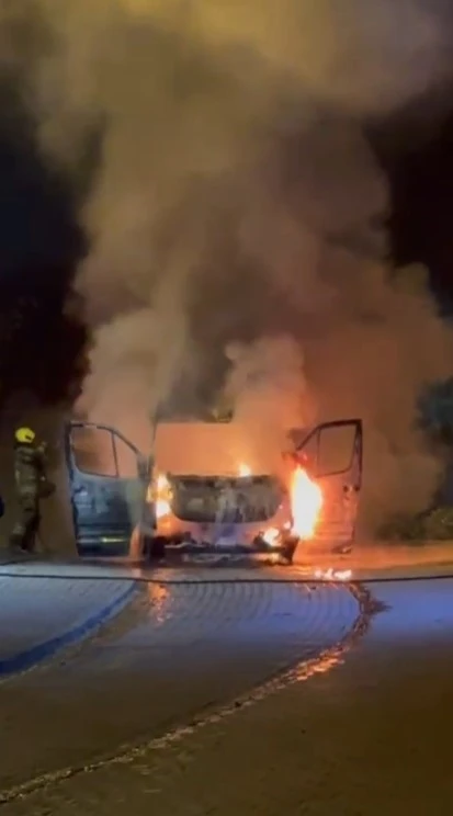 Gözleri önünde minibüs alev alev yandı