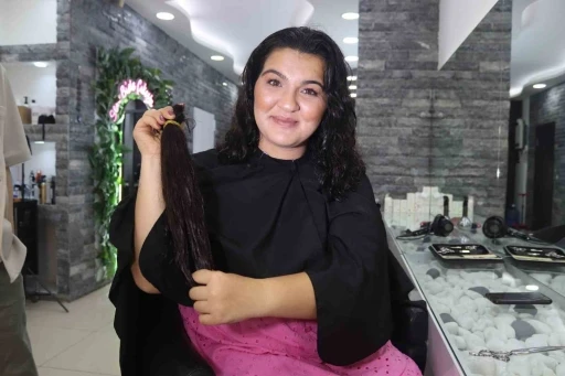 G&ouml;z&uuml; gibi koruduğu sa&ccedil;larını kanser hastası &ccedil;ocuklar i&ccedil;in kesti
