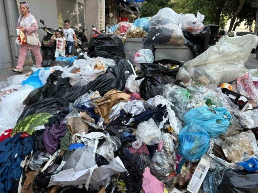 Grev olmasa da İzmir’in göbeğinde sokaklar çöp dolu
