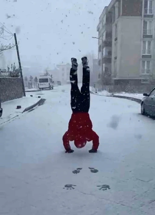 Guinness rekortmeni judocu kar sevincini 20 geri taklayla kutladı
