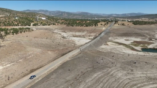 Gülbahar Barajı kuruma noktasına geldi: Eski yol gün ortaya çıktı
