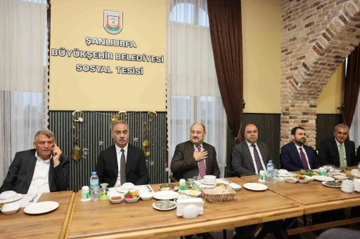 G&uuml;lpınar il&ccedil;e belediye başkanları ve meclis &uuml;yeleriyle iftarda buluştu
