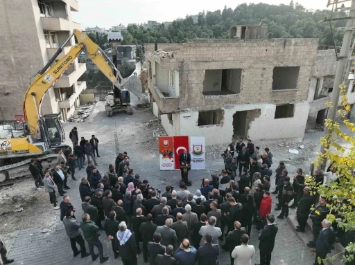 G&uuml;lpınar: "Bazıları konuşur bazıları yapar"
