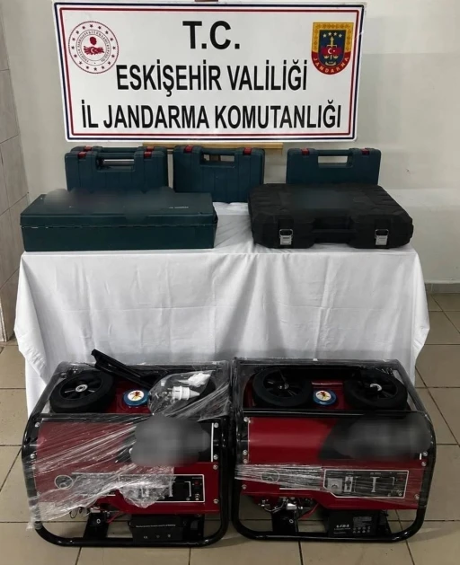 G&uuml;mr&uuml;k ka&ccedil;ağı malzemeleri piyasaya s&uuml;rmeye hazırlanan ş&uuml;pheli yakalandı
