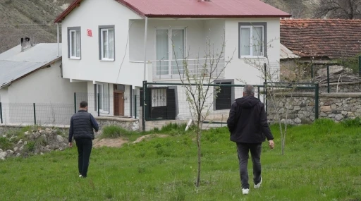 G&uuml;m&uuml;şhane&rsquo;de ayılar yaylalardan sonra k&ouml;yleri mesken edindi: Vatandaşlar tedirgin

