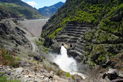 G&uuml;m&uuml;şhane&rsquo;de barajlar doldu, tonlarca su tahliye edilmeye başlandı
