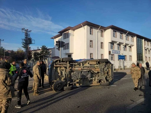 Gümüşhane’de belediye makam aracı ile jandarma minibüsü çarpıştı: 2 asker yaralandı
