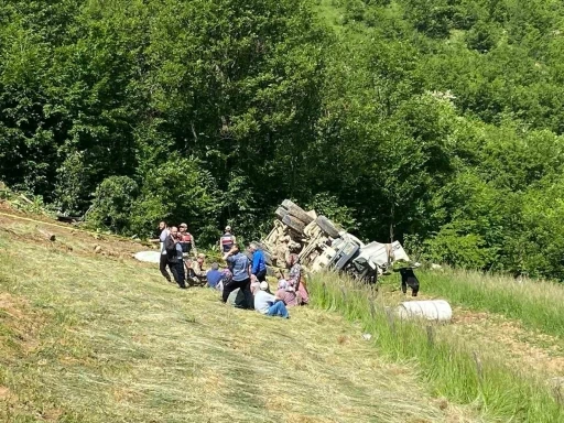G&uuml;m&uuml;şhane&rsquo;de beton mikseri 150 metrelik dik yama&ccedil;tan yuvarlandı: 2 &ouml;l&uuml;, 1 yaralı
