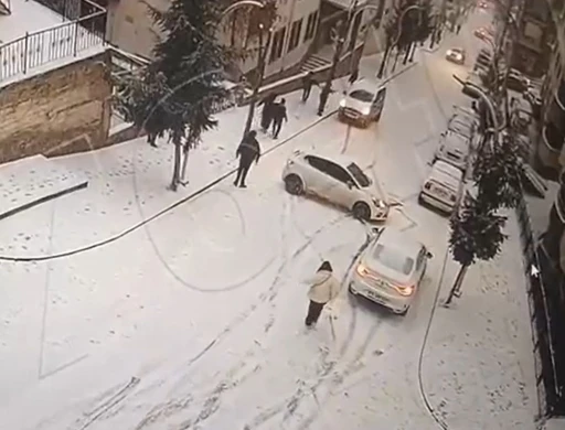 G&uuml;m&uuml;şhane&rsquo;de buzlu yolda yokuş aşağı kayan ara&ccedil;lar kamerada
