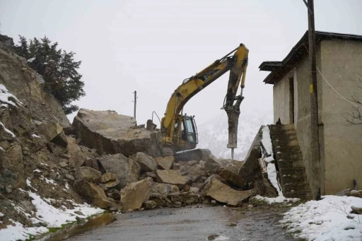 G&uuml;m&uuml;şhane&rsquo;de dağdan kopan dev kayalar ahıra d&uuml;şt&uuml;, 3 ev boşaltıldı
