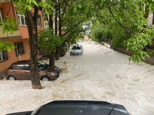 G&uuml;m&uuml;şhane&rsquo;de dolu ve sağanak hayatı fel&ccedil; etti

