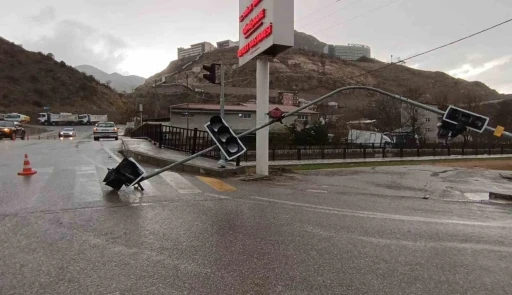 Gümüşhane’de fırtına trafik ışıklarını devirdi
