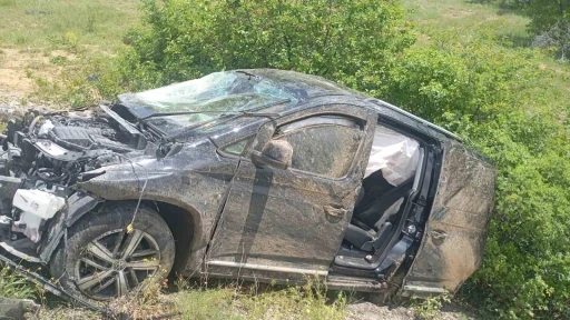 G&uuml;m&uuml;şhane&rsquo;de hafif ticari ara&ccedil; şarampole devrildi: 1 &ouml;l&uuml;, 2 yaralı
