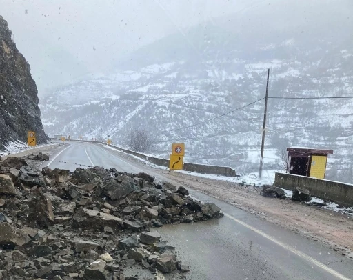 G&uuml;m&uuml;şhane&rsquo;de heyelan karayolunu kapattı
