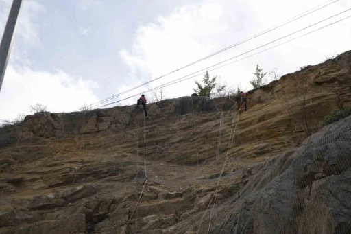 Gümüşhane’de heyelanlı bölgede temizleme çalışmaları tamamlandı
