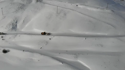 G&uuml;m&uuml;şhane&rsquo;de kapanan k&ouml;y yollarında kar mesaisi aralıksız s&uuml;r&uuml;yor
