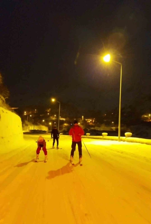 G&uuml;m&uuml;şhane&rsquo;de kayak&ccedil;ılar kar yağışını fırsata &ccedil;evirdi: Şehir merkezine kayarak indiler
