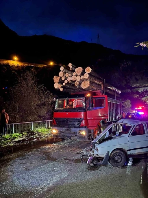 G&uuml;m&uuml;şhane&rsquo;de k&ouml;pr&uuml; girişinde iki ara&ccedil; kafa kafaya &ccedil;arpıştı: 2&rsquo;si ağır 3 yaralı
