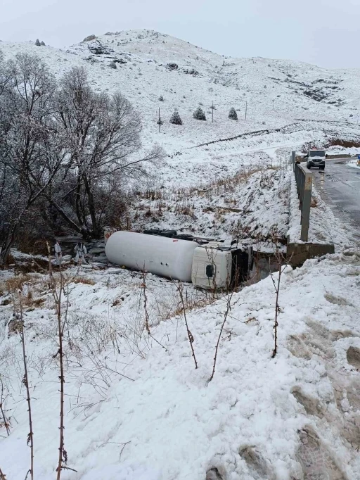 G&uuml;m&uuml;şhane&rsquo;de LPG y&uuml;kl&uuml; tanker dere yatağına devrildi: 1 yaralı
