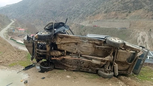 G&uuml;m&uuml;şhane&rsquo;de otomobil u&ccedil;uruma yuvarlandı: 1 &ouml;l&uuml;
