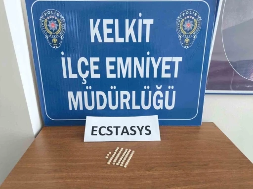 G&uuml;m&uuml;şhane&rsquo;de şase numarası değiştirilmiş ara&ccedil; ve binlerce ka&ccedil;ak malzeme ele ge&ccedil;irildi
