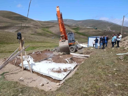 Gümüşhane’de yayladaki kaçak yapılar yıkılıyor
