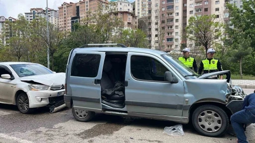 G&uuml;m&uuml;şhane&rsquo;de zincirleme kaza: 4 yaralı
