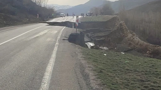 Gümüşhane-Erzincan karayolunda heyelan

