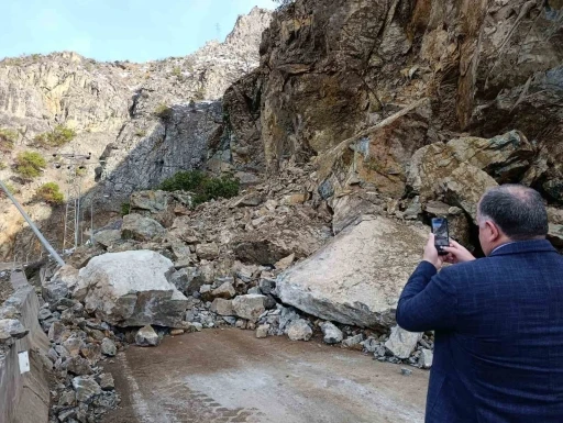 G&uuml;m&uuml;şhane-Giresun karayolu heyelan nedeniyle ulaşıma kapandı

