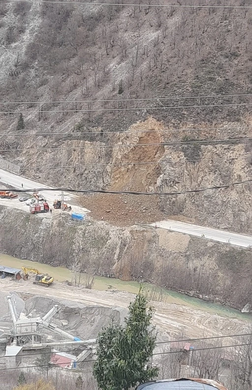 G&uuml;m&uuml;şhane-Giresun karayolunda heyelan
