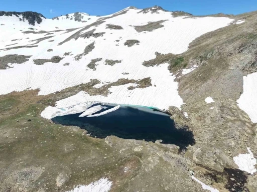G&uuml;m&uuml;şhane&rsquo;nin karlı zirveleri dronla g&ouml;r&uuml;nt&uuml;lendi
