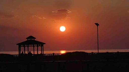 Gün batımı Van Gölü’nde seyirlik bir güzellik sunuyor
