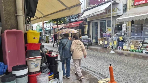 G&uuml;n boyu havanın sıcak olduğu Eskişehir&rsquo;de yağışlar etkisini g&ouml;sterdi
