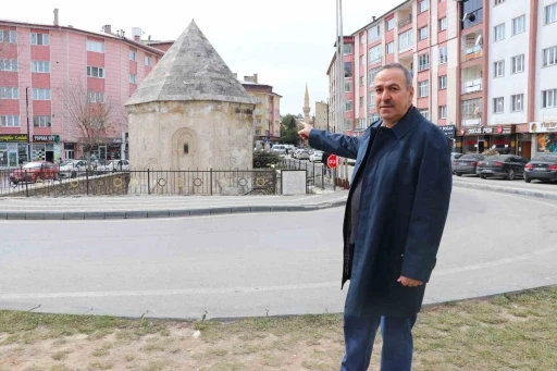 G&uuml;n boyu insanlar fark etmeden yanından ge&ccedil;iyor, Anadolu&rsquo;nun en b&uuml;y&uuml;k ahisi burada yatıyor
