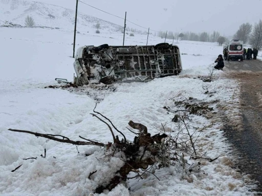 (G&uuml;ncellendi) &Ouml;ğrenci servisi devrildi: 14 yaralı
