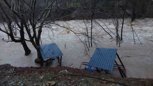 G&uuml;ndoğmuş&rsquo;ta sağanak, U&ccedil;ansu Şelalesi&rsquo;ni coşturdu
