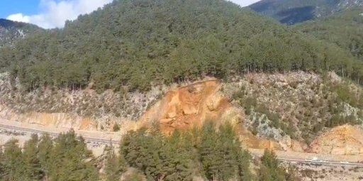 G&uuml;ndoğmuş&rsquo;ta toprak kayması: Ulaşıma kapanan yol, tek şeritten trafiğe a&ccedil;ıldı
