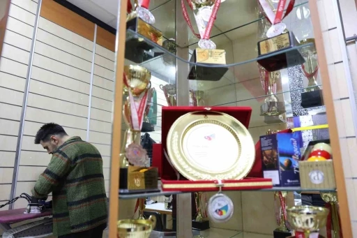 Gündüz terzi, akşam bilardo şampiyonu
