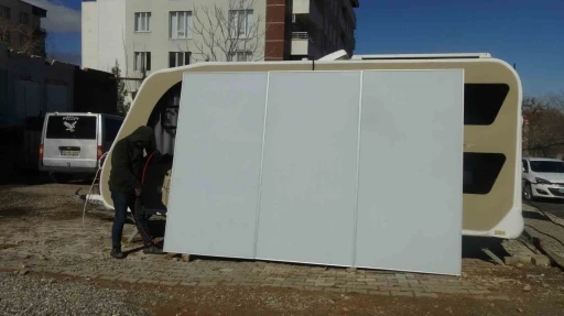 G&uuml;neş panellerinde devrim: G&uuml;nd&uuml;z enerji, gece reklam paneli
